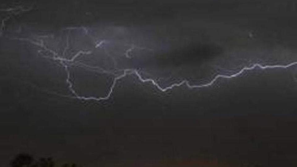 MeT Department Issues Thunderstorm Warning For Kolkata And Nearby Regions MeT Department Issues Thunderstorm Warning For Kolkata And Nearby Regions