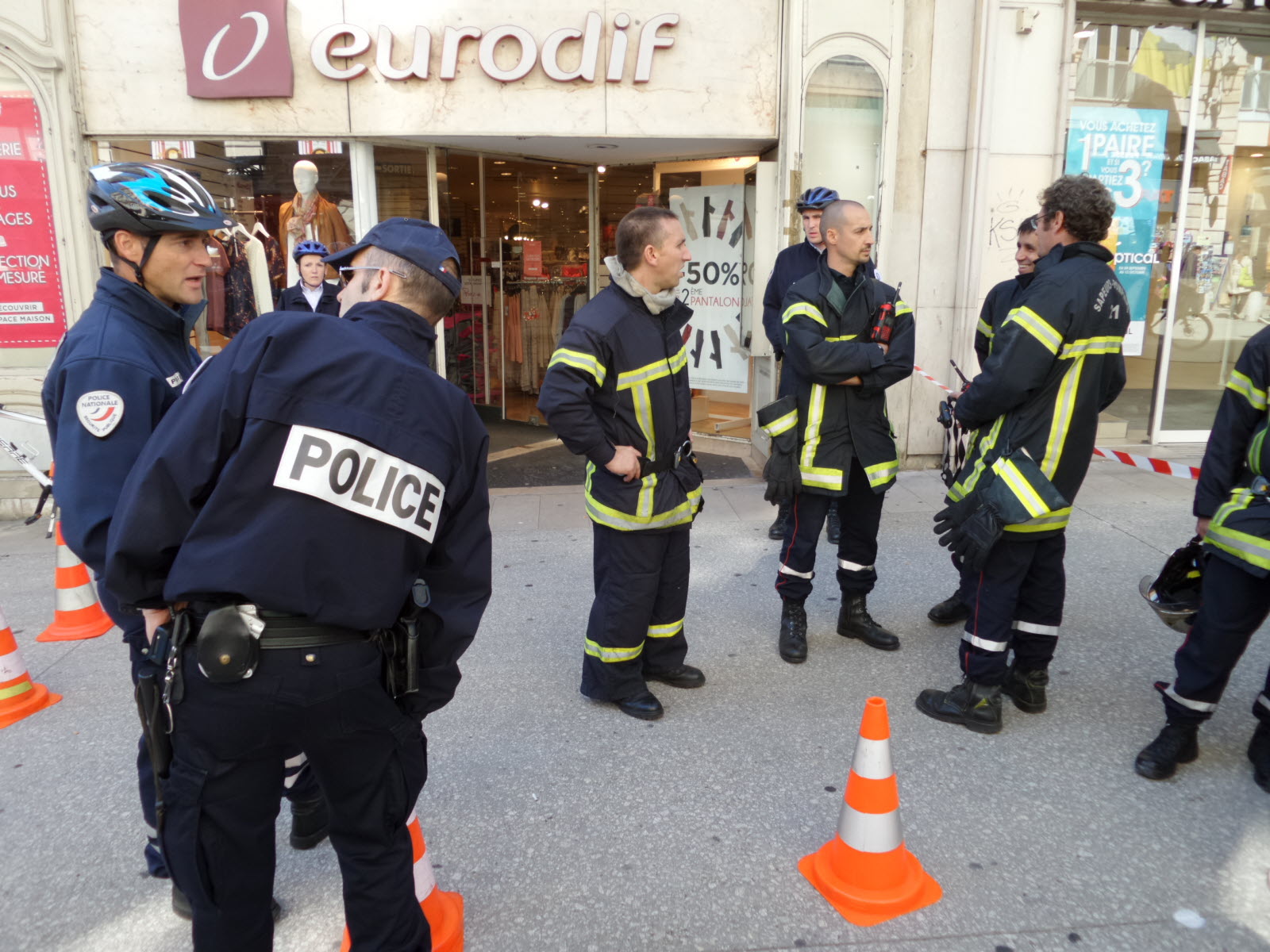Médiathèque Champollion À Dijon : Intervention Des Pompiers Suite À Un Départ De Feu Médiathèque Champollion À Dijon : Intervention Des Pompiers Suite À Un Départ De Feu