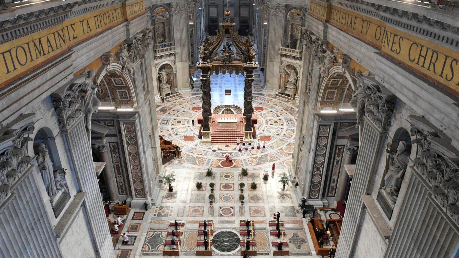 Multidão Dorme Nas Ruas Do Vaticano Em Homenagem Ao Papa Francisco Multidão Dorme Nas Ruas Do Vaticano Em Homenagem Ao Papa Francisco