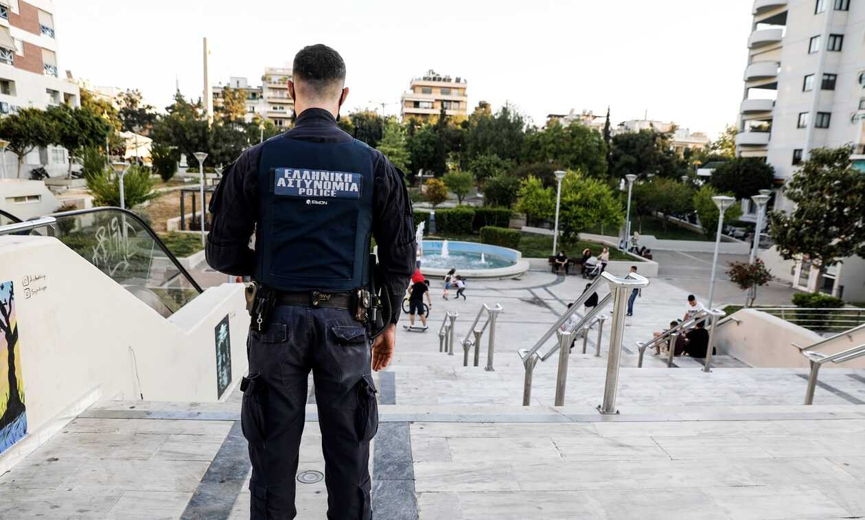 Νέα Σμύρνη: Η Ληστεία Στο Ζαχαροπλαστείο - Βίντεο Νέα Σμύρνη: Η Ληστεία Στο Ζαχαροπλαστείο - Βίντεο