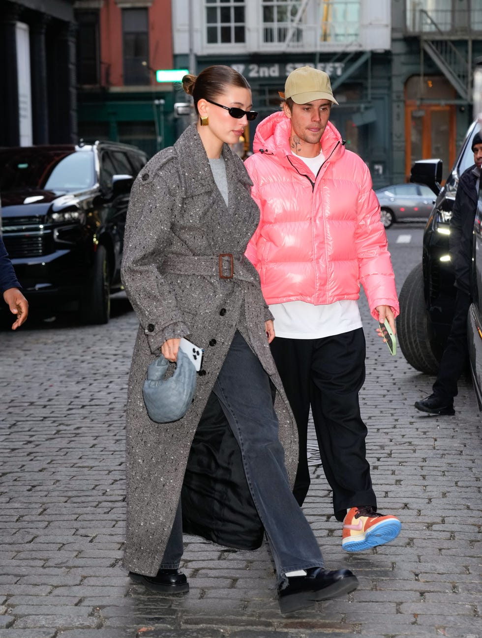Neočekivani Styling: Hailey Bieber U Vintage Plavoj Gucci Haljini Neočekivani Styling: Hailey Bieber U Vintage Plavoj Gucci Haljini
