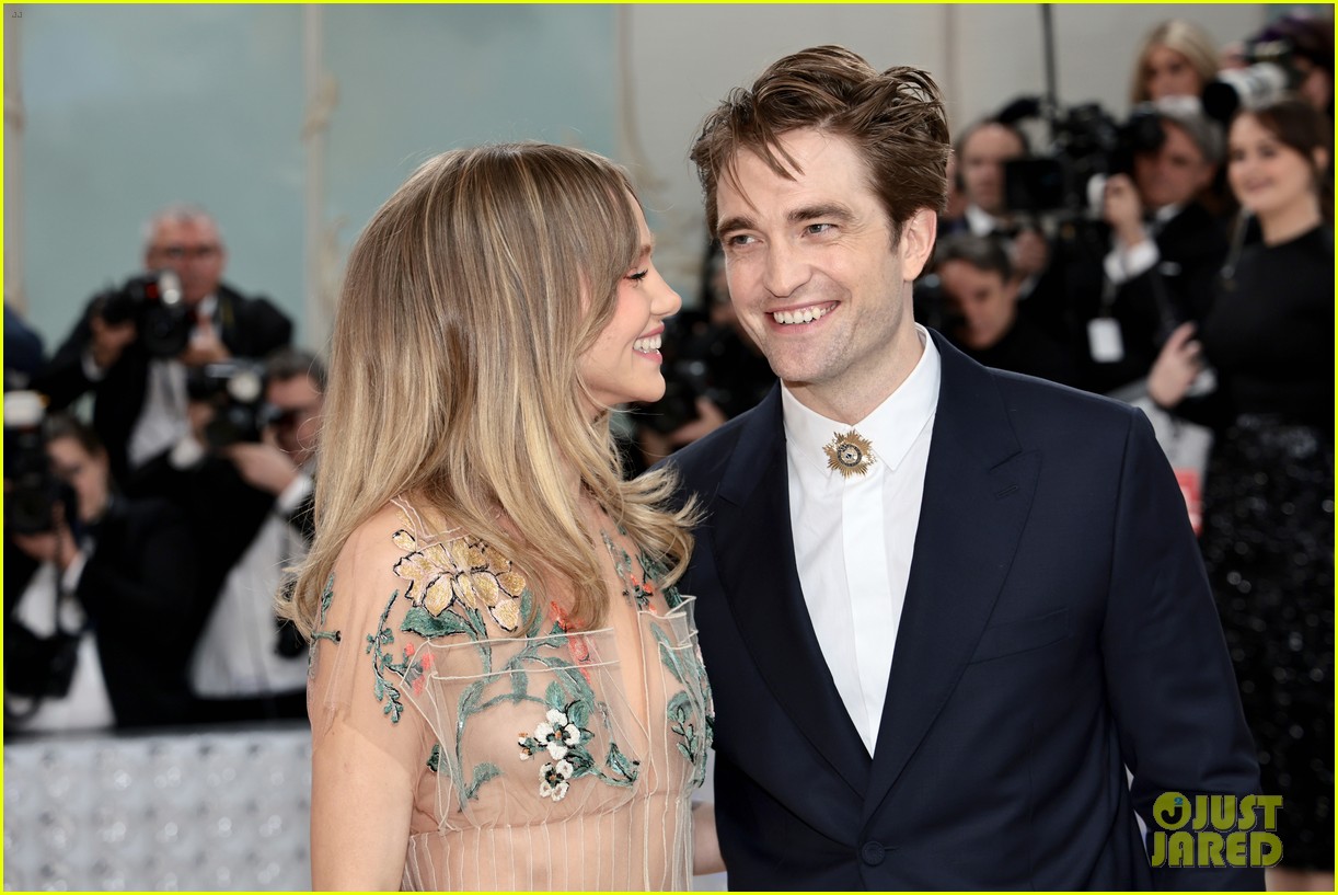 New Role For Robert Pattinson: Practice With Suki Waterhouse New Role For Robert Pattinson: Practice With Suki Waterhouse