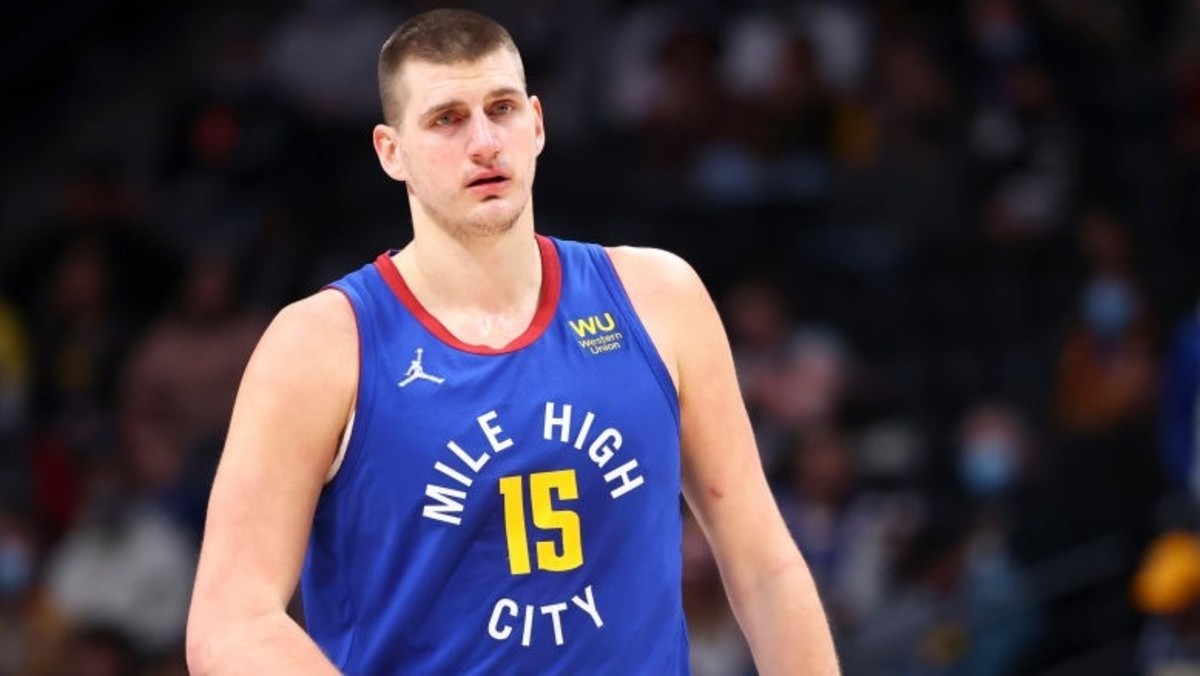 Nuggets Dominate Jazz: Jokic's Highlight-Reel One-Handed Shot