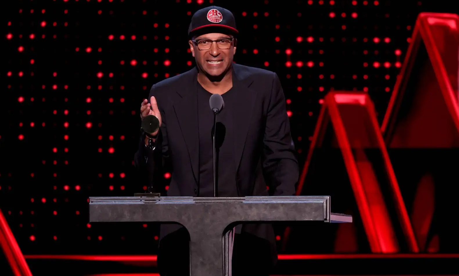 Ο Tom Morello Και Η Επίθεση Στον Τραμπ: Η Αμερική Σε Πολιτική Αντιπαράθεση Ο Tom Morello Και Η Επίθεση Στον Τραμπ: Η Αμερική Σε Πολιτική Αντιπαράθεση