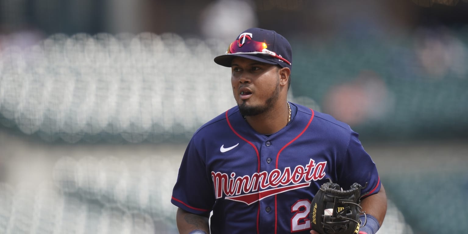 Padre Luis Arraez Suffers Injury In On-Field Collision Padre Luis Arraez Suffers Injury In On-Field Collision