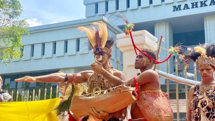 Persipura Butuh Kamu: Seruan Kakanwil Papua Untuk Masyarakat Papua Persipura Butuh Kamu: Seruan Kakanwil Papua Untuk Masyarakat Papua