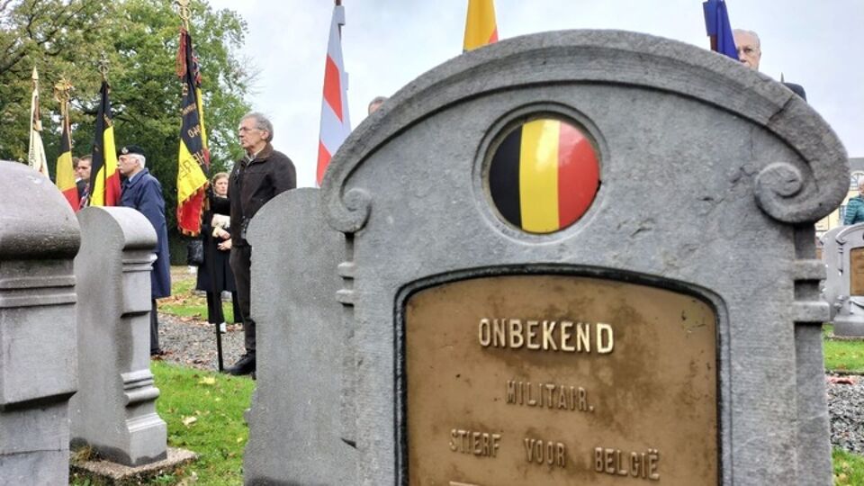 Peter Tazelaar: Biografie Van Een Onbekende Held Uit De Tweede Wereldoorlog Peter Tazelaar: Biografie Van Een Onbekende Held Uit De Tweede Wereldoorlog