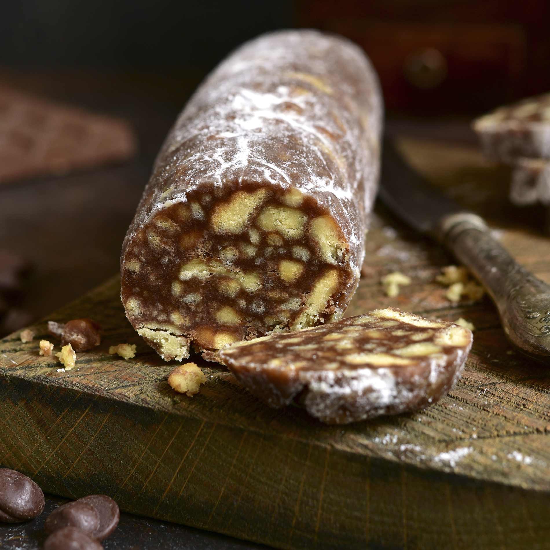 Préparation D'un Dessert Français : Recette Simple De Salami Au Chocolat Préparation D'un Dessert Français : Recette Simple De Salami Au Chocolat