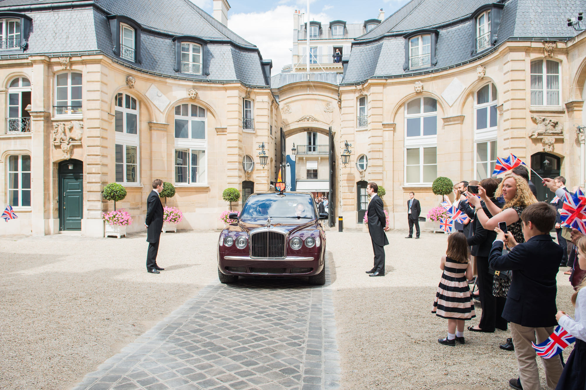 Queen Wen's Court Visits Paris Again Queen Wen's Court Visits Paris Again