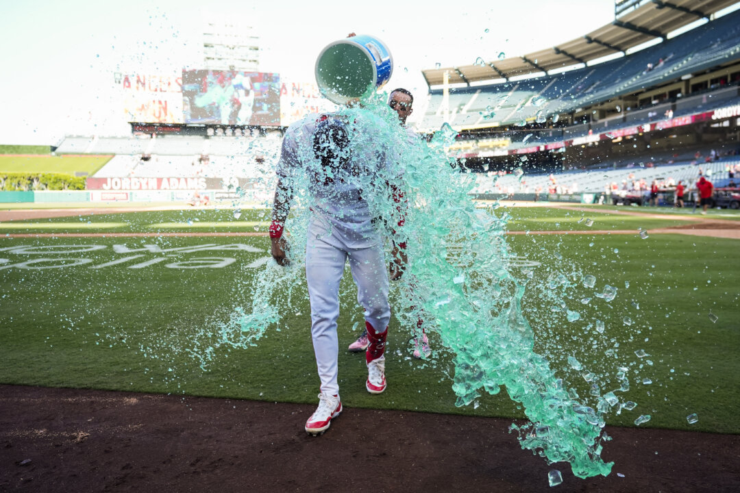 Rain-Shortened Game: Pari's Homer Lifts Angels Over White Sox Rain-Shortened Game: Pari's Homer Lifts Angels Over White Sox