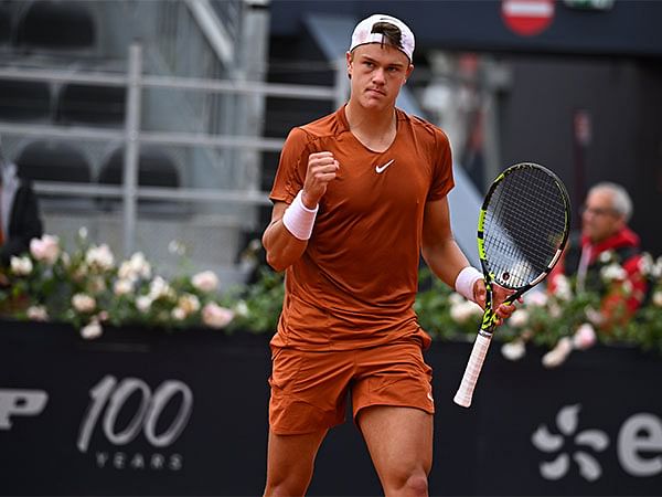 Rainy Indian Wells: Swiatek Reaches Quarterfinals, Rune Defeats Tsitsipas Rainy Indian Wells: Swiatek Reaches Quarterfinals, Rune Defeats Tsitsipas