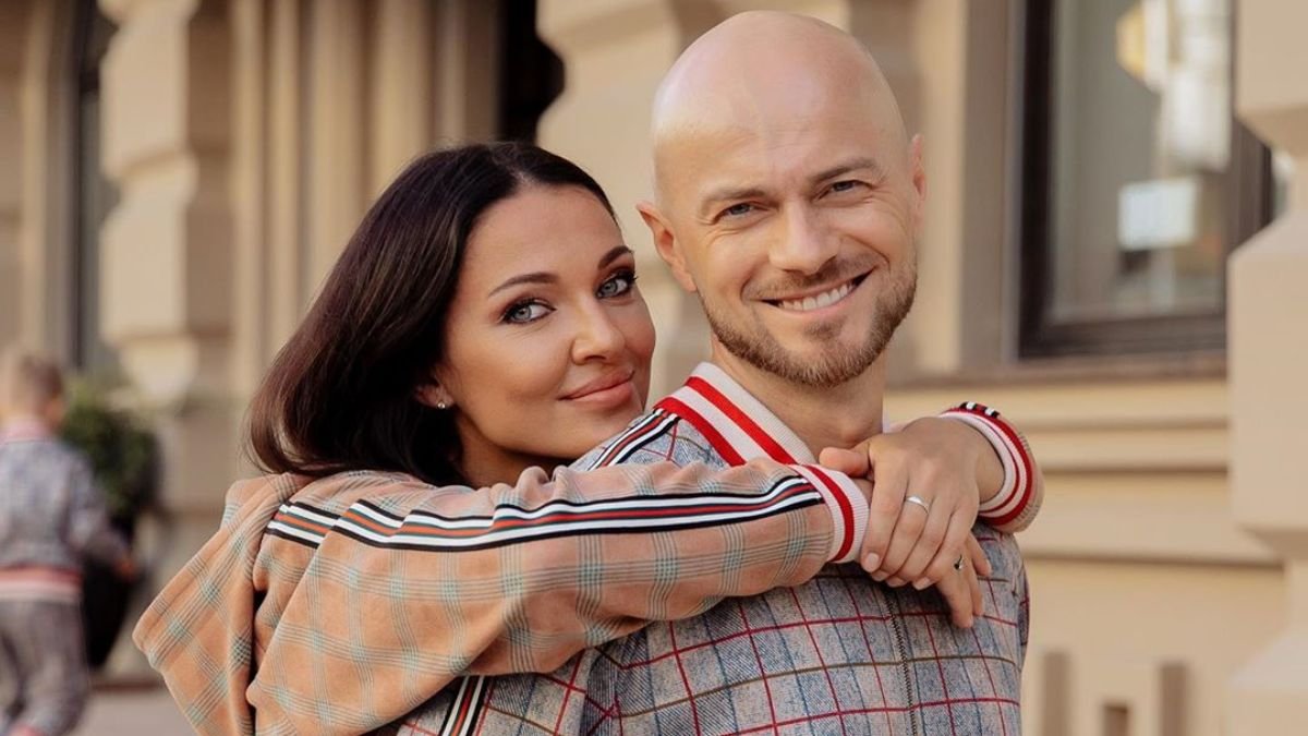 Ріанна: Фотосесія У Спокусливому Рожевому Мереживі Ріанна: Фотосесія У Спокусливому Рожевому Мереживі