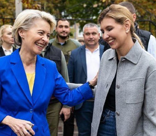 Ріанна: Стильний Образ У Широких Джинсах Та З Розкішними Прикрасами Ріанна: Стильний Образ У Широких Джинсах Та З Розкішними Прикрасами