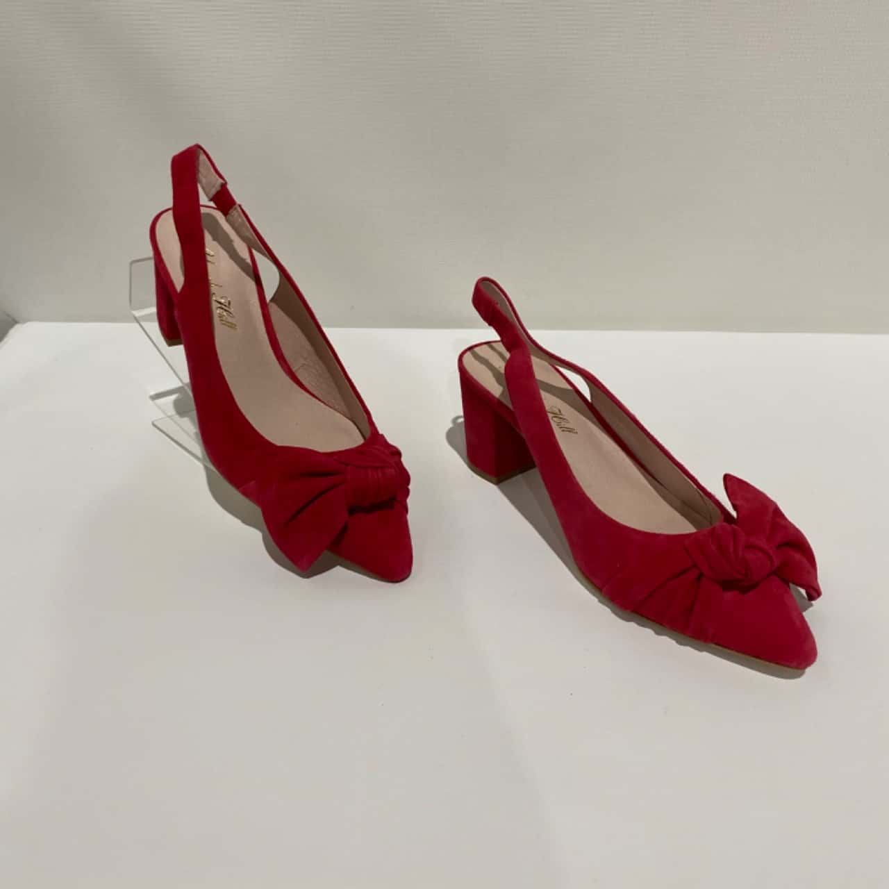 Rihanna's Elegant Style: A Giant Ring And Cherry Red Heels Rihanna's Elegant Style: A Giant Ring And Cherry Red Heels