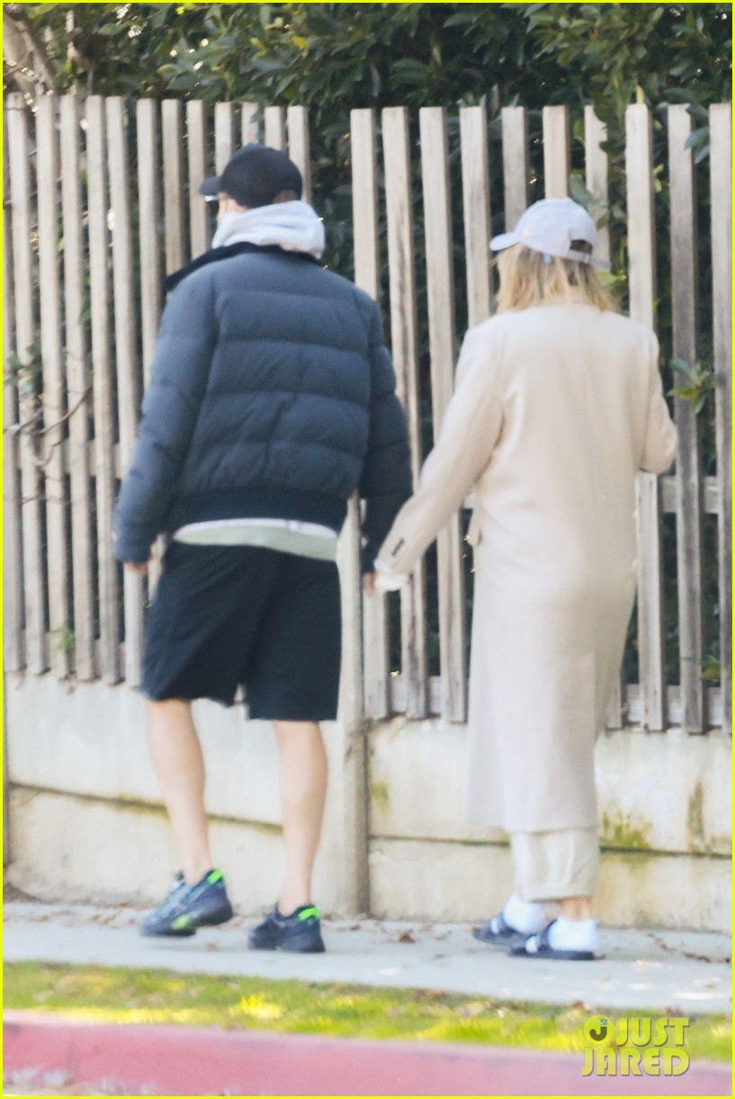 Robert Pattinson & Suki Waterhouse's NYC Stroll Fuels The Batman 2 Rumors Robert Pattinson & Suki Waterhouse's NYC Stroll Fuels The Batman 2 Rumors