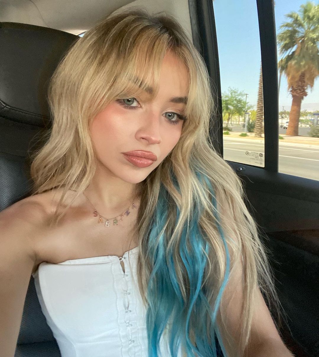 Sabrina Carpenter's New Look: Face Tee And Leggings Combination Sabrina Carpenter's New Look: Face Tee And Leggings Combination