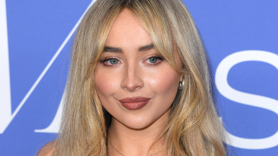 Sabrina Carpenter's New Look: Face Tee, Black Leggings, And Simple Chic Sabrina Carpenter's New Look: Face Tee, Black Leggings, And Simple Chic