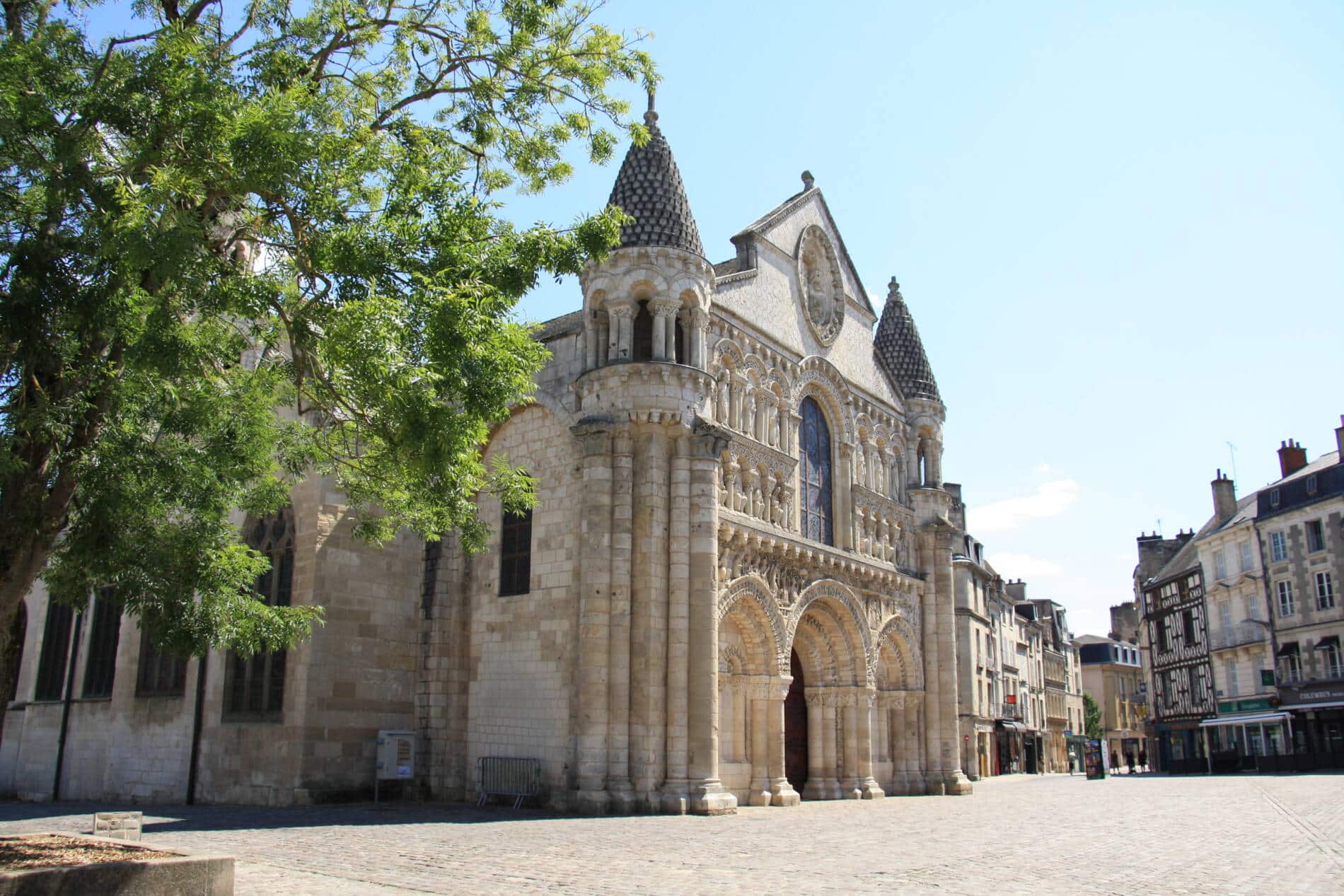 Sauvegarde De Notre-Dame De Poitiers : Le Rôle Du Département Sauvegarde De Notre-Dame De Poitiers : Le Rôle Du Département