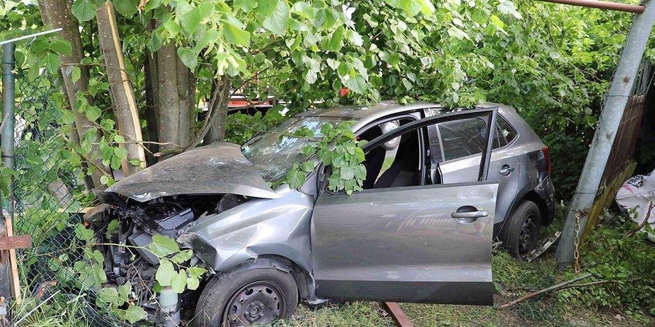Schwerer Unfall In Stemwede Bei Bad Essen: Autofahrer Kracht Gegen Baum Schwerer Unfall In Stemwede Bei Bad Essen: Autofahrer Kracht Gegen Baum
