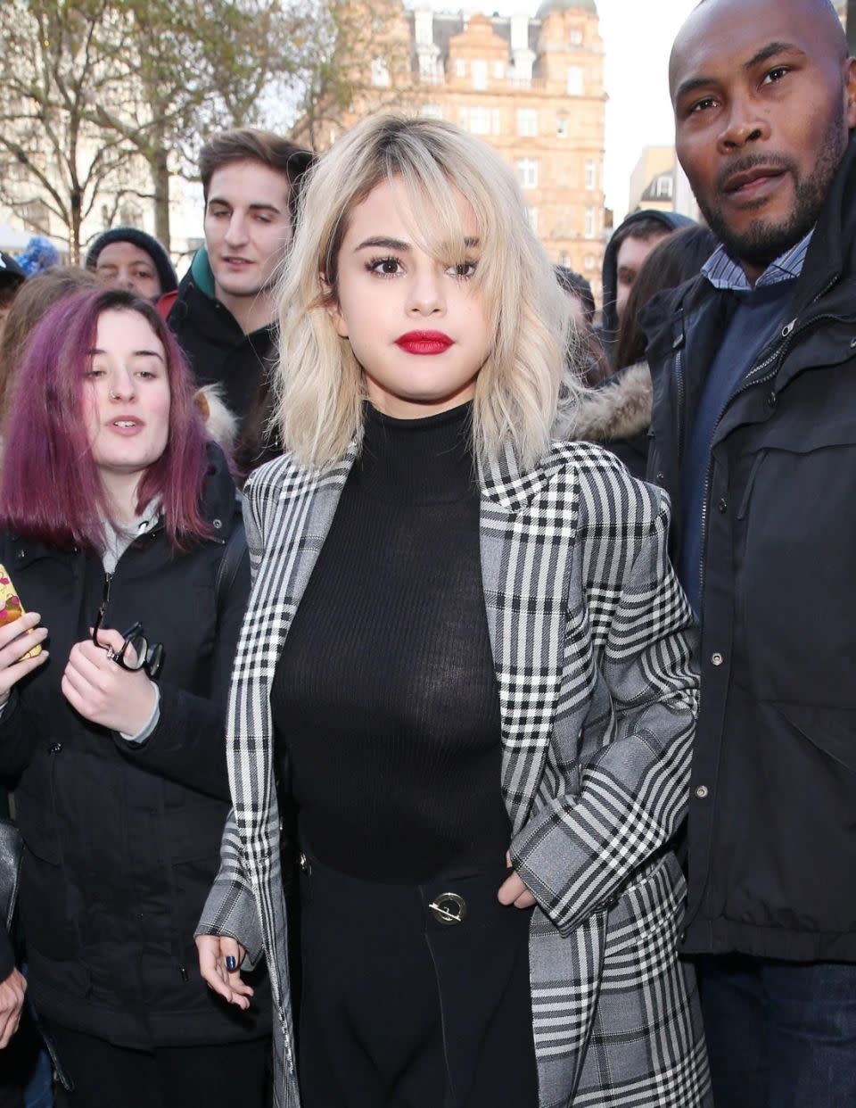 Selena Gomez: Accidental Sale Of Diamond Ring To Fans Selena Gomez: Accidental Sale Of Diamond Ring To Fans