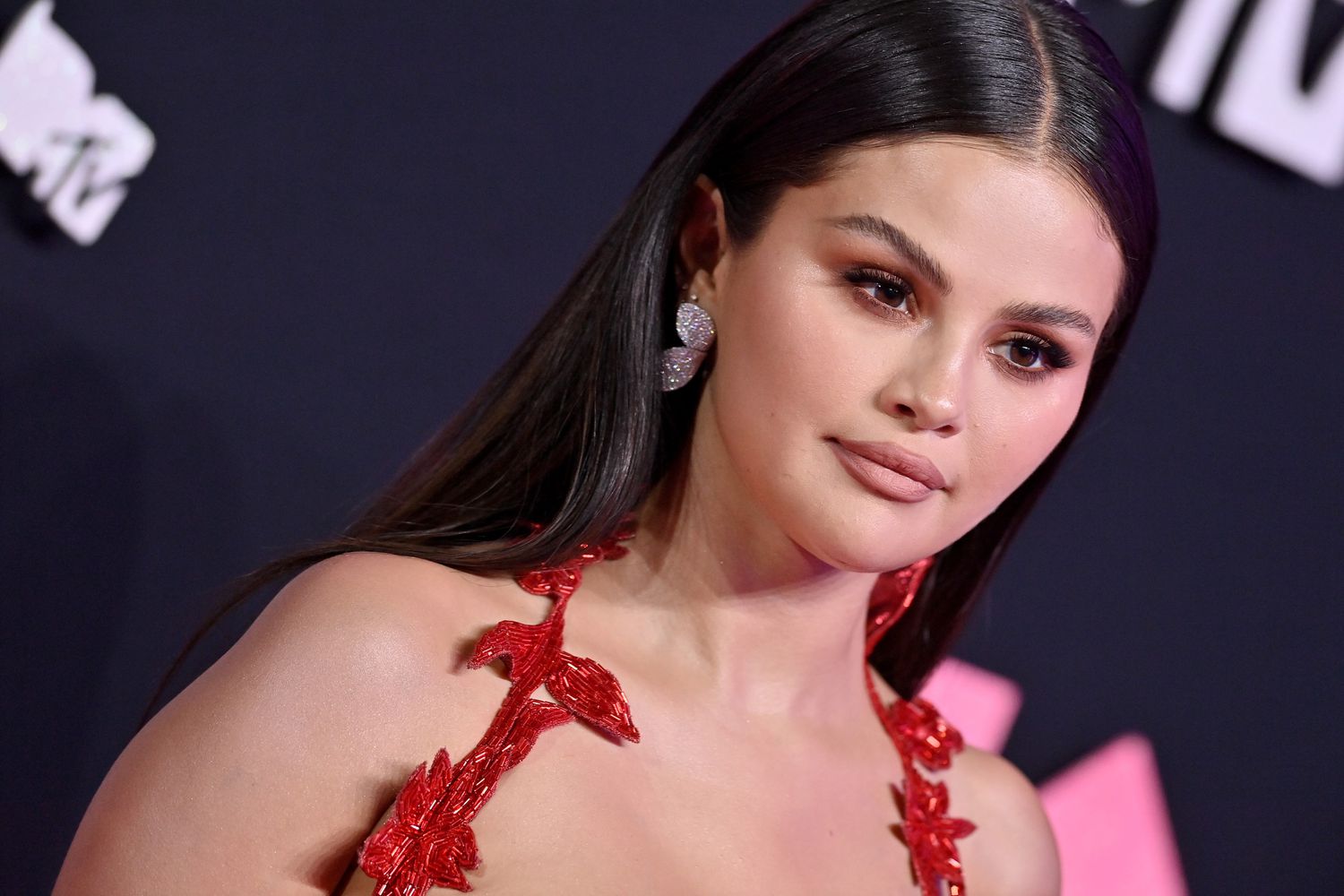 Selena Gomez's Black Boots And Leather Dress: A Chic Movie Star Look Selena Gomez's Black Boots And Leather Dress: A Chic Movie Star Look