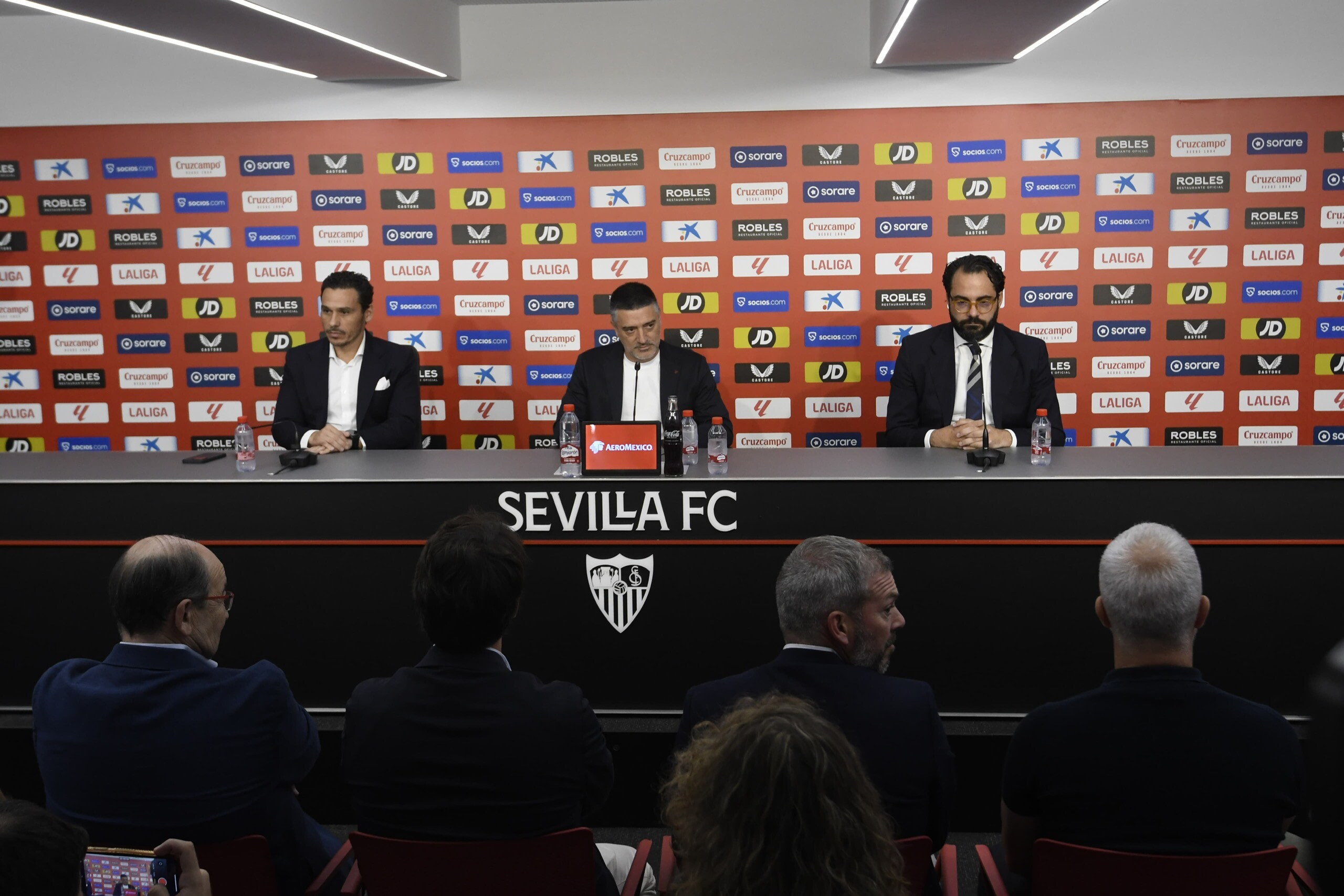 Sevilla FC: Caparrós Releva A García Pimienta En La Dirección Técnica Sevilla FC: Caparrós Releva A García Pimienta En La Dirección Técnica