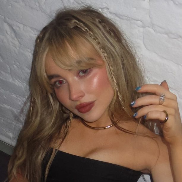 Simple Style: Sabrina Carpenter In A Face Tee And Black Leggings Simple Style: Sabrina Carpenter In A Face Tee And Black Leggings