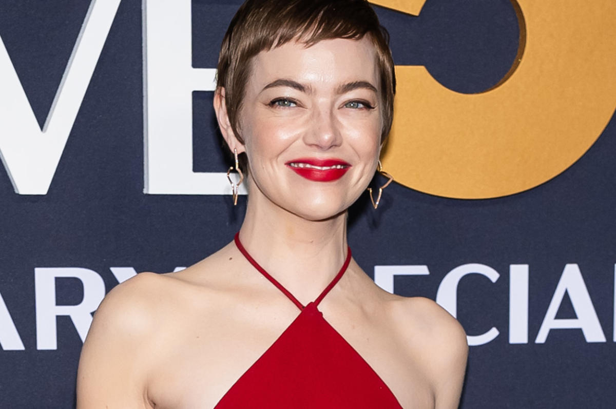 SNL 50th Anniversary: Emma Stone's Unique Popcorn Dress SNL 50th Anniversary: Emma Stone's Unique Popcorn Dress