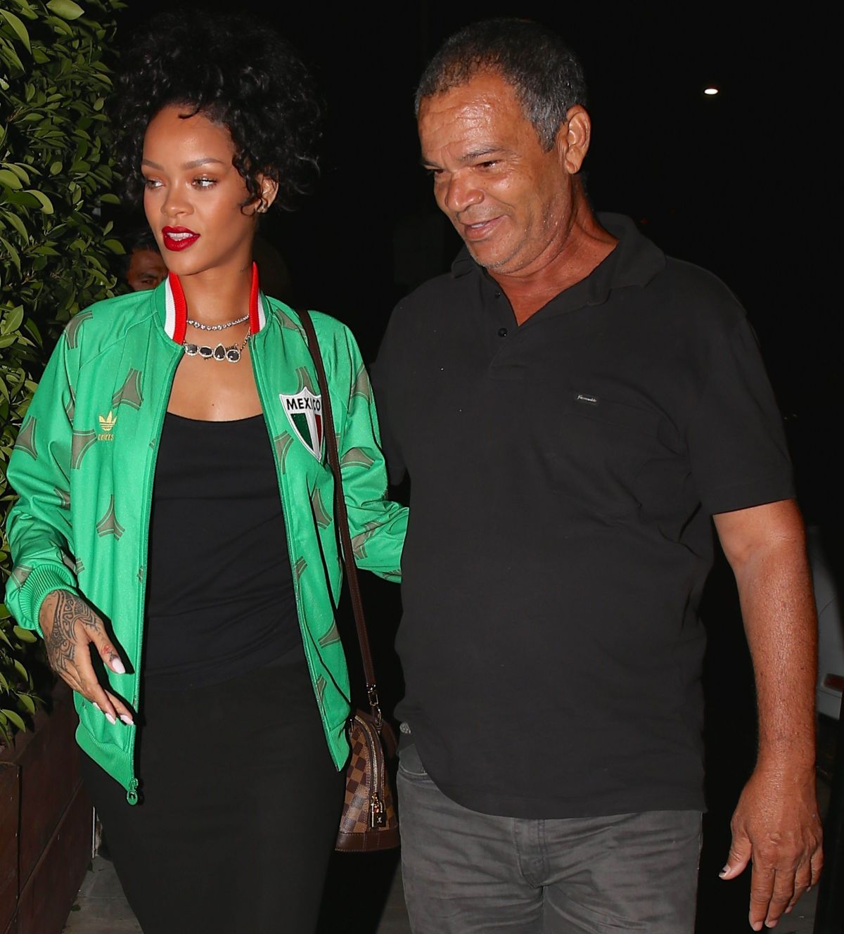 Stylish Rihanna: Casual Dinner Look In Santa Monica Stylish Rihanna: Casual Dinner Look In Santa Monica