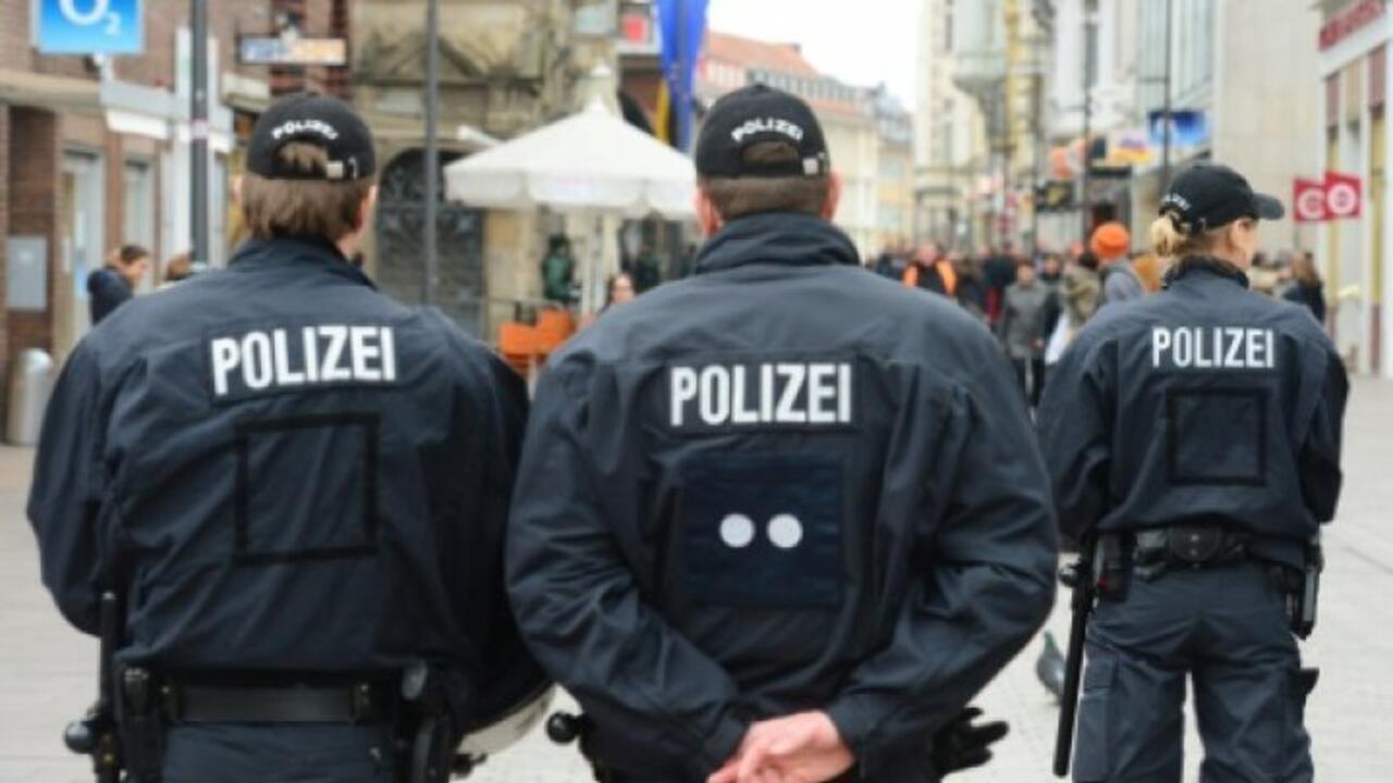 تفاصيل مداهمات الشرطة الألمانية لمشجعي كرة القدم تفاصيل مداهمات الشرطة الألمانية لمشجعي كرة القدم