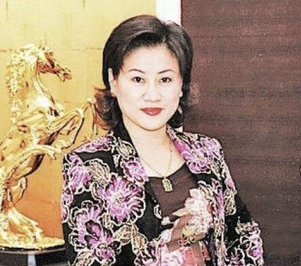 The B.C. Billionaire Buying Hudson's Bay: Unveiling Weihong Liu's Strategy