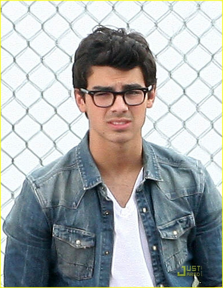 The Jonas Brothers: Joe Jonas Addresses Fan Couple's Argument The Jonas Brothers: Joe Jonas Addresses Fan Couple's Argument