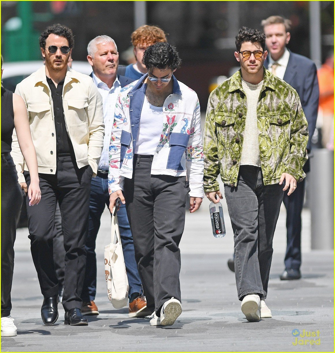 The Jonas Brother's Response To A Fan Couple's Argument The Jonas Brother's Response To A Fan Couple's Argument