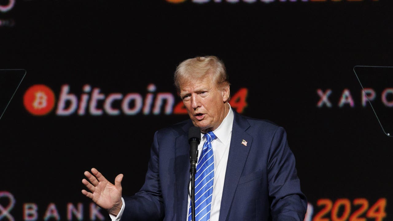 Trump Hosts Elite Group Of Meme-Coin Investors For Private Dinner Trump Hosts Elite Group Of Meme-Coin Investors For Private Dinner