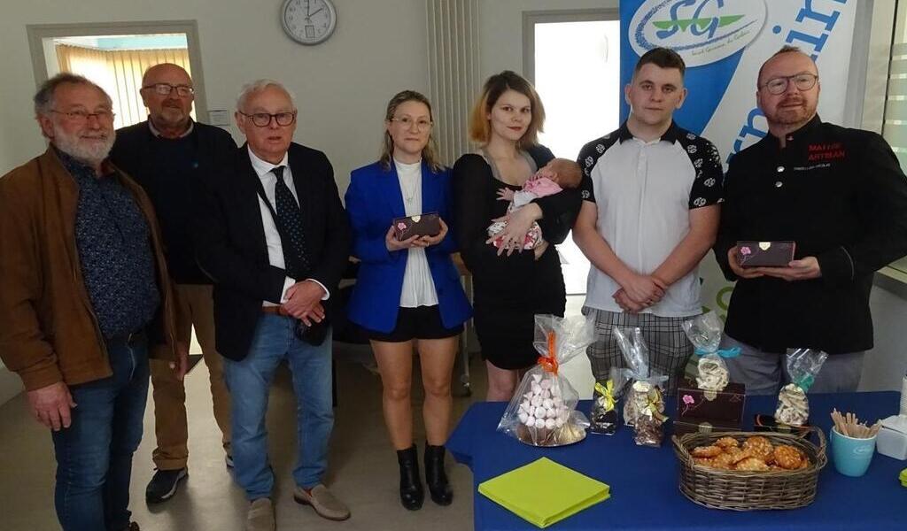 Une Boulangerie Normande Récompense Le Premier Bébé De L'année Avec Du Chocolat Une Boulangerie Normande Récompense Le Premier Bébé De L'année Avec Du Chocolat