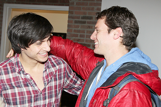 Une Scène Hilarante De Spring Awakening : La Réunion De Gideon Glick Et Jonathan Groff Grâce À Étoile Une Scène Hilarante De Spring Awakening : La Réunion De Gideon Glick Et Jonathan Groff Grâce À Étoile