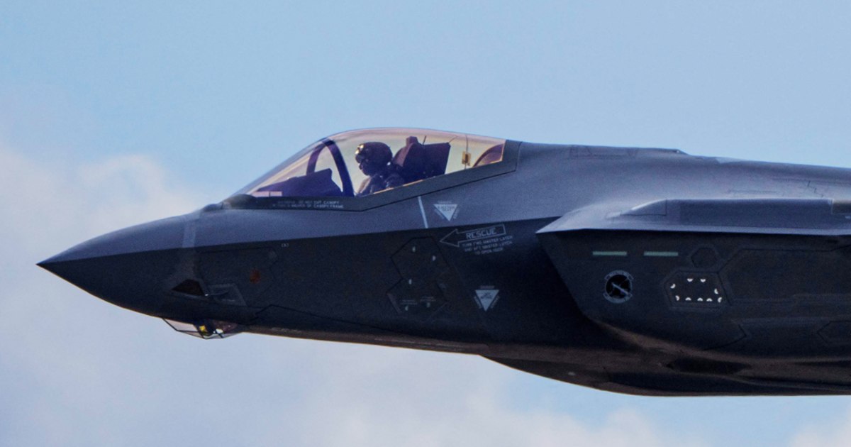 US Navy $60 Million Jet Lost At Sea: Aircraft Carrier Incident US Navy $60 Million Jet Lost At Sea: Aircraft Carrier Incident