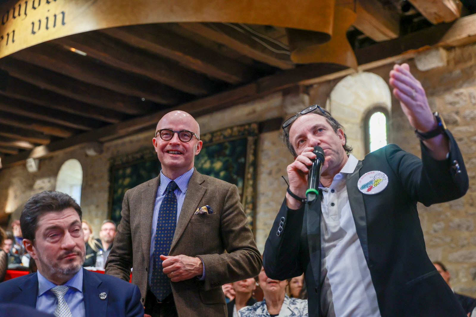 Vente Des Vins De Nuits-Saint-Georges : Philippe Candeloro Et Chantal Ladesou En Images Vente Des Vins De Nuits-Saint-Georges : Philippe Candeloro Et Chantal Ladesou En Images