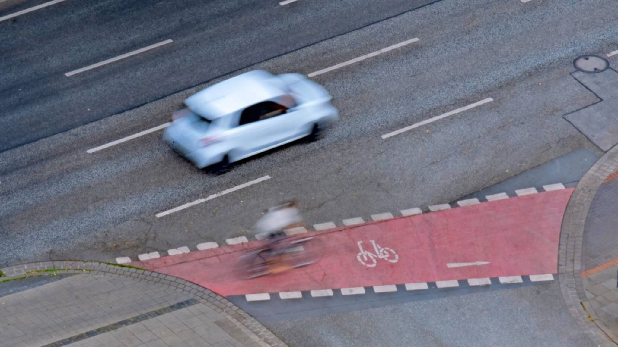 Verkehrslage Westcenter Bickendorf: Engpass Und Stau Verkehrslage Westcenter Bickendorf: Engpass Und Stau