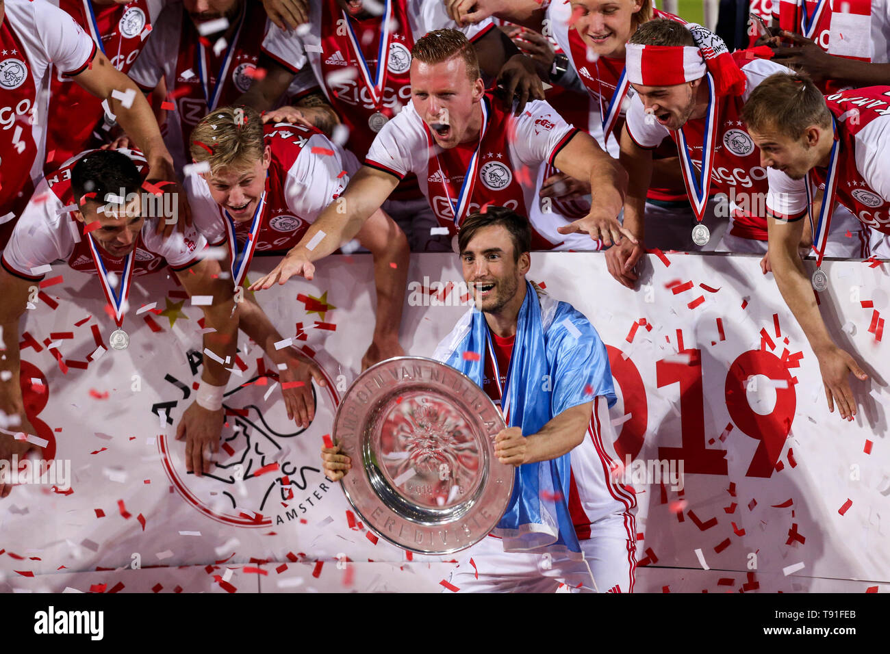 Veteran's Day Triumph: PSV's Eredivisie Championship Secured By Perisic And De Jong Veteran's Day Triumph: PSV's Eredivisie Championship Secured By Perisic And De Jong