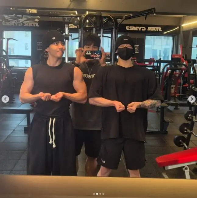 Viral Gym Photos: BTS V And Jungkook Show Off Post-Military Physiques Viral Gym Photos: BTS V And Jungkook Show Off Post-Military Physiques