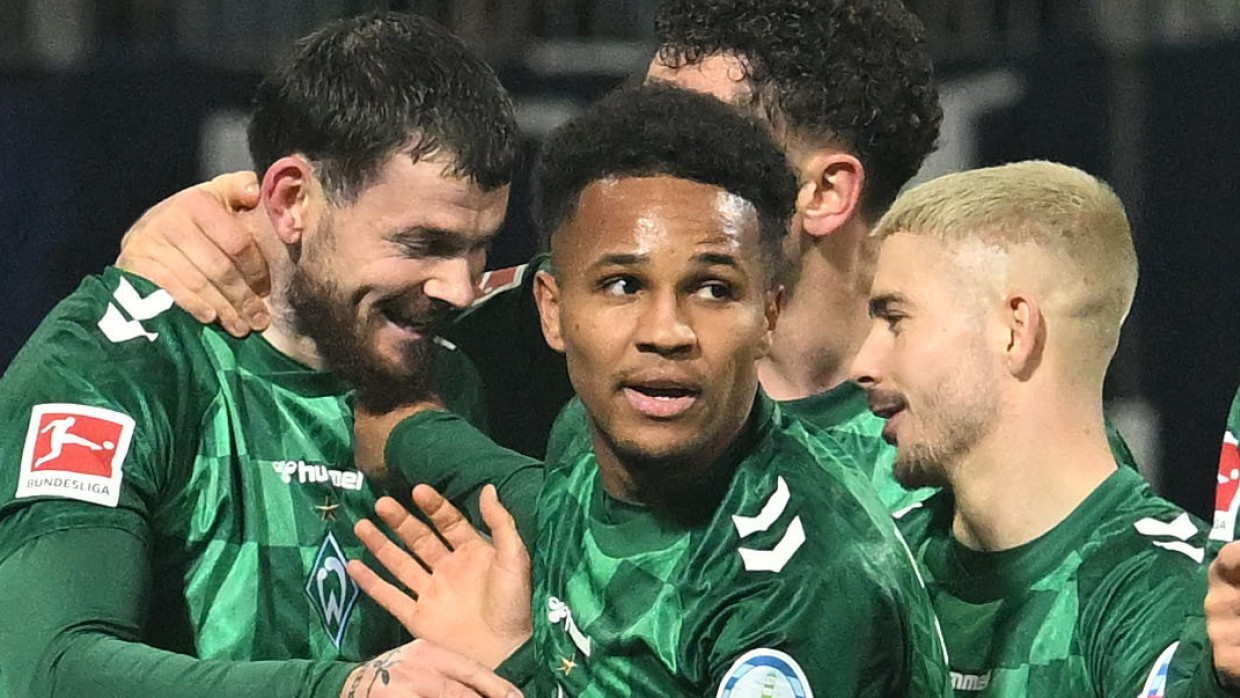 Werder Bremen Cruises Past Struggling Holstein Kiel Werder Bremen Cruises Past Struggling Holstein Kiel